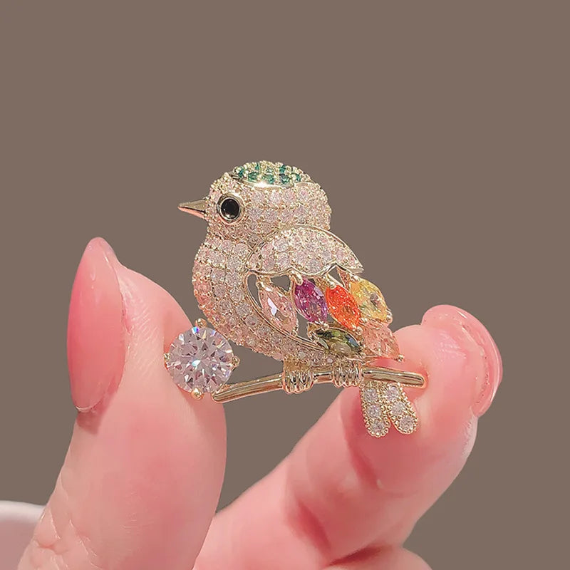 1PCS New Tulip Flower Golden Brooch Elegant Design Sense Rose White Stone Jewelry