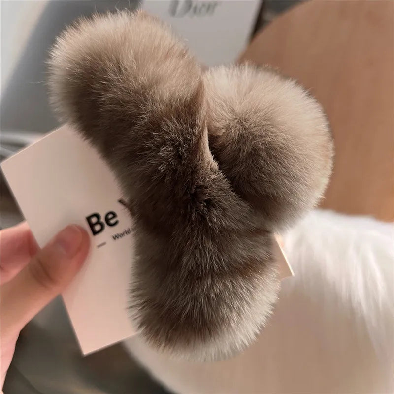 New Winter Faux Fur Hair Claw Elegant Acrylic Hairpins Plush Hair Clip Barrette Crab Headwear for Women Girls Hair Accessories