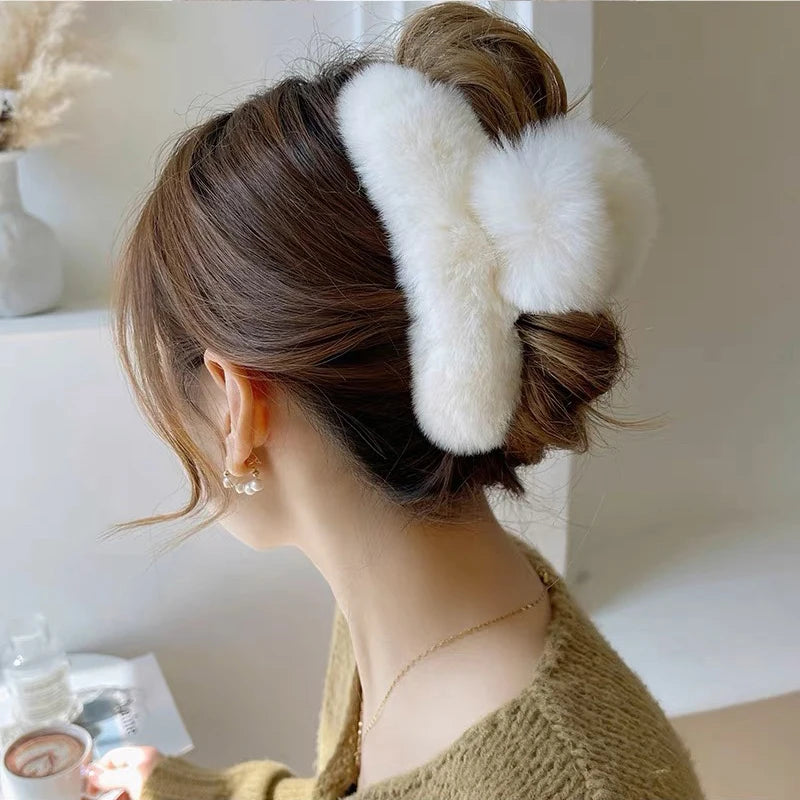 New Winter Faux Fur Hair Claw Elegant Acrylic Hairpins Plush Hair Clip Barrette Crab Headwear for Women Girls Hair Accessories