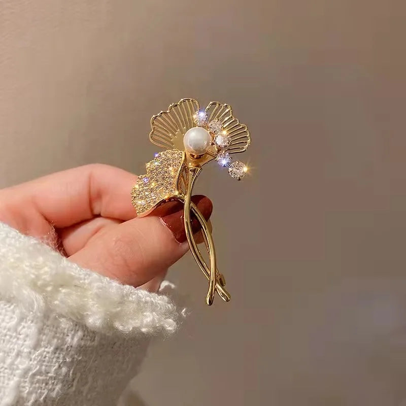 1PCS New Tulip Flower Golden Brooch Elegant Design Sense Rose White Stone Jewelry