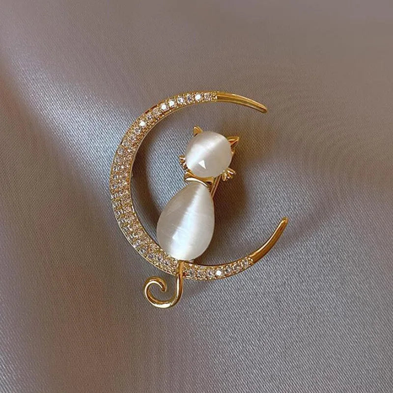 1PCS New Tulip Flower Golden Brooch Elegant Design Sense Rose White Stone Jewelry